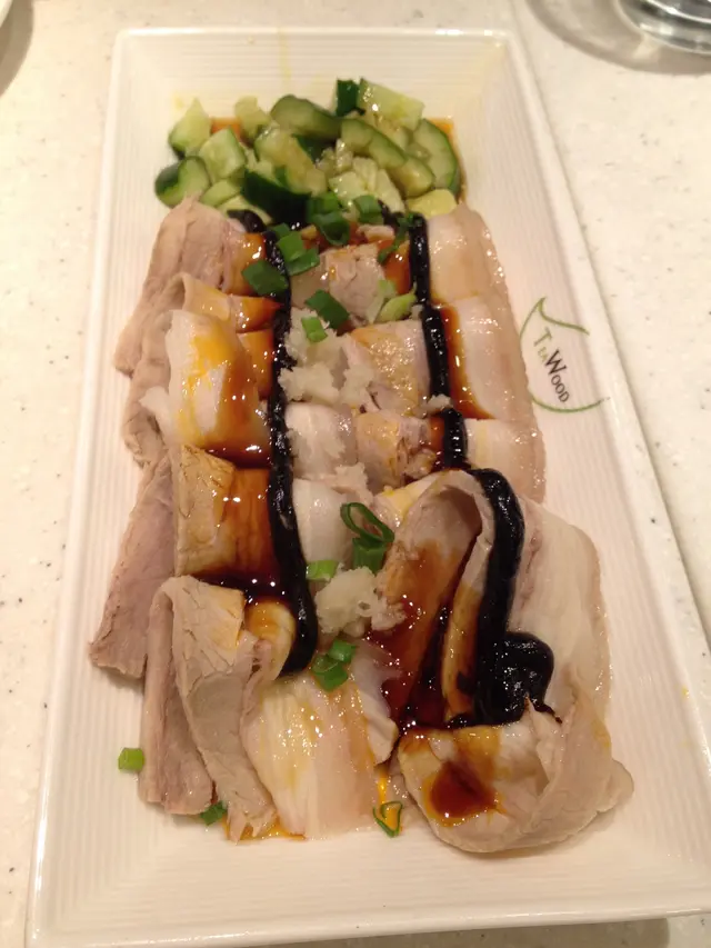 調味有點麻醬的味道，不辣，個人認為不太夾白肉。