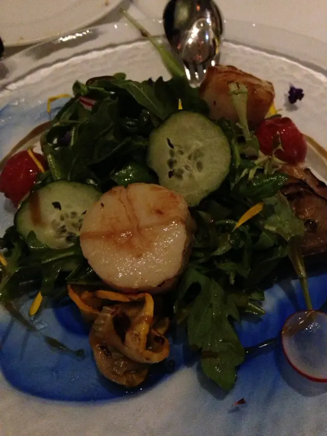 Scaloppe di mare al pomodoro con 160 insalata di rucola