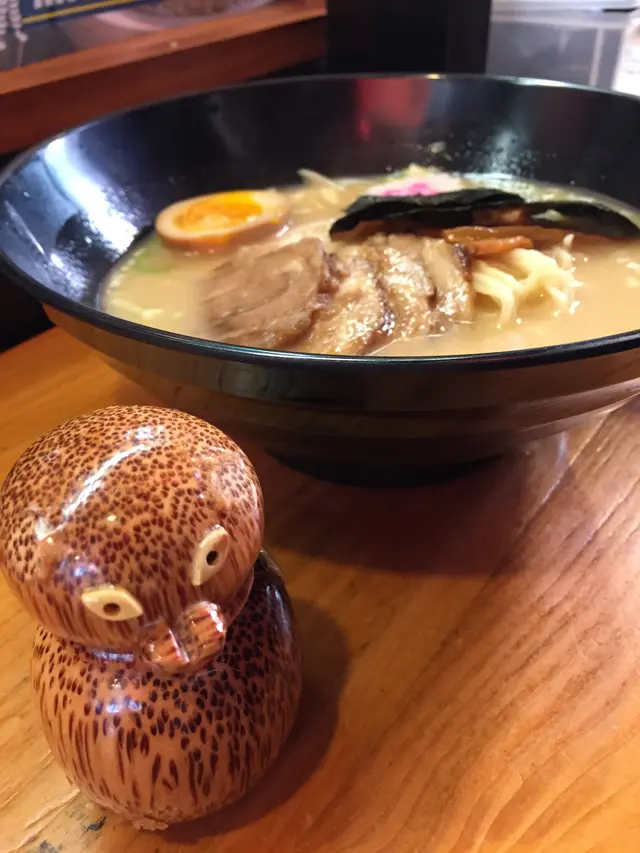 蝦子餅點的是廚師推介的「第四天招牌叉燒拉麵」, 大塊叉燒, 卻不肥膩, 一點也不肥膩，加上特製湯底，食落份外有鮮味