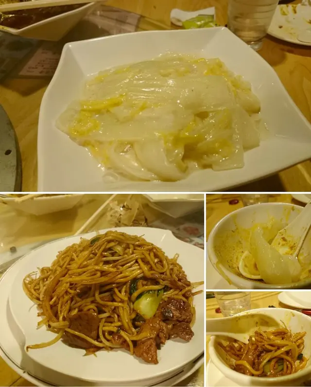 菜質於清甜之中,再伴上一個香濃的奶油芡汁,味道可類似乳酪的香氣。是後者是因應食友見到隔離桌後,而臨時點選的,雖然其拉麵不是手拉,勝夠鑊氣足夠,配以濃味的羊肉炒之,出來的味道也沒多大挑剔。