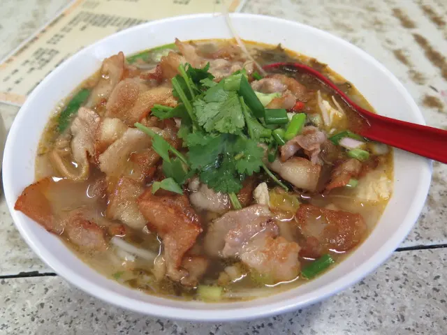 有芫茜,芽菜,蔥,枝竹,韮菜,肉碎等配料,味道唔錯,不過腩片煎過時,有D位又脆又乾,其實腩片係咁煮熟應該會仲好食,如果配料再加埋花生就仲perfect!