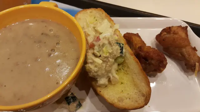 香濃忌廉雜菌湯+吞拿魚沙律法包+蒜香雞鎚