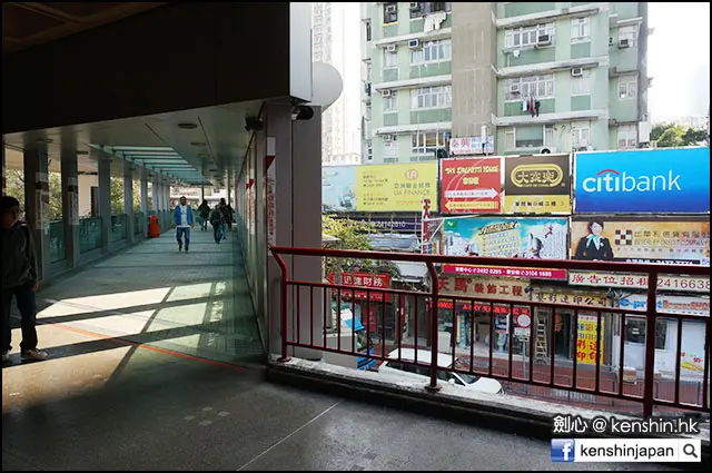 荃灣港鐵站A出口離開，往左走兩步見到這條天橋