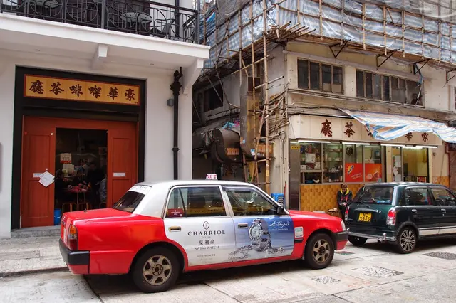 雖然是一街之隔, 氣氛大為不同