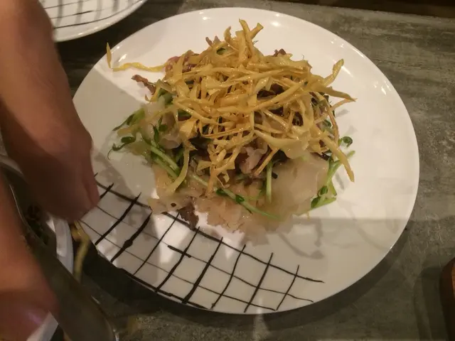 這salad 用了很多中式元素，包括有黑木耳，炸腐皮絲，白木耳絲，紅珊瑚,鮮豆芽混合黑醋汁，非常特別