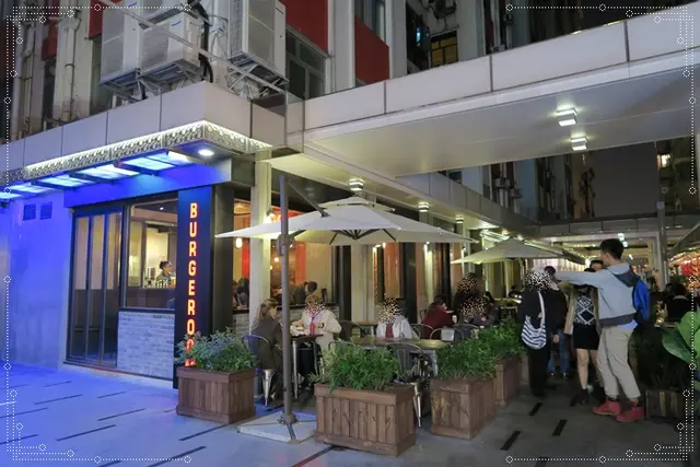 若天氣不太冷, 坐室外也不錯, 但有機會承受二手煙的風險