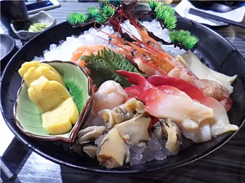 點了一堆刺身,每次一人限點2件 蝦、蛋、三文魚、八爪魚、榮螺片、帶子... 份量很大方 除了蝦之外(蝦有點霉),其他都很新鮮 帶子很甜,但如果可以比多點就好了 蛋是來貨的,可以不點