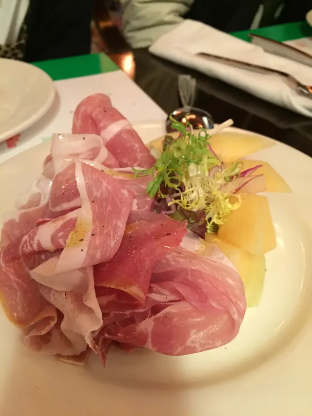 來自意大利的Parma Ham. 肉質嫩滑, 無筋, 蘊含著原始的一點鹹香, 亦不太鹹, 亦沒騷味, 表面有光澤, 絕對令人回味
