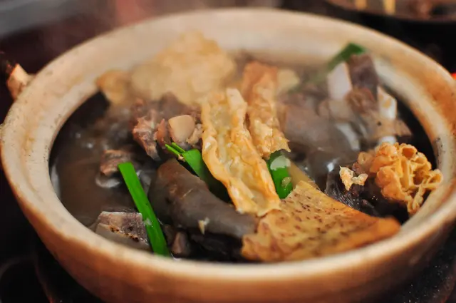 羊腩煲顧命思議，入面有羊腩，仲有枝竹。