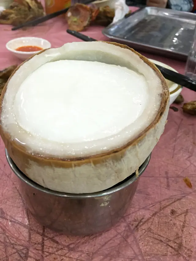 招牌之一 - 要在點主食時預留, 椰香濃郁, 椰皇下的碗內有個火燒後的痕跡, 猜想應該是在下面點火加熱而成這個甜品, 烹調細心, 值得一試!