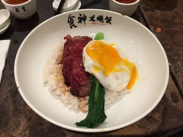 叉燒係凍既,隻蛋係爛既,飯係硬既食神叉燒飯,所以條菜都唔敢食