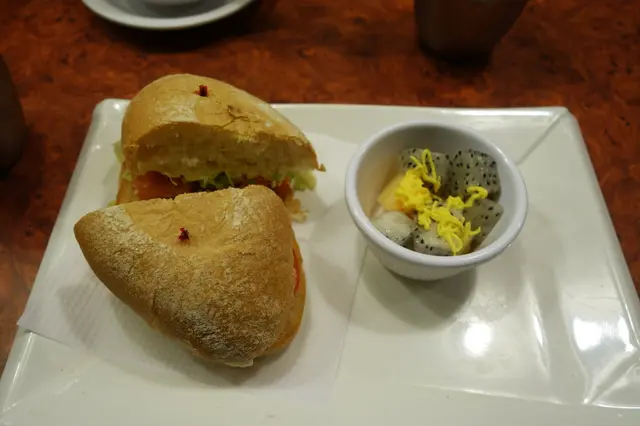 豬扒包配雜果沙律