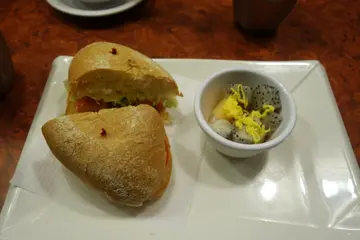 豬扒包配雜果沙律