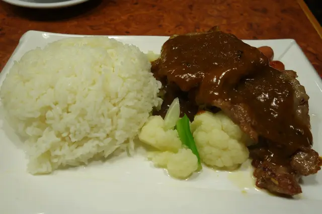 黑椒牛扒腸仔配白飯