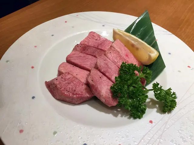 牛舌看上去就像牛肉，亦是要掌握燒烤時間，大概七成熟入口軟滑可口味濃，好食。
