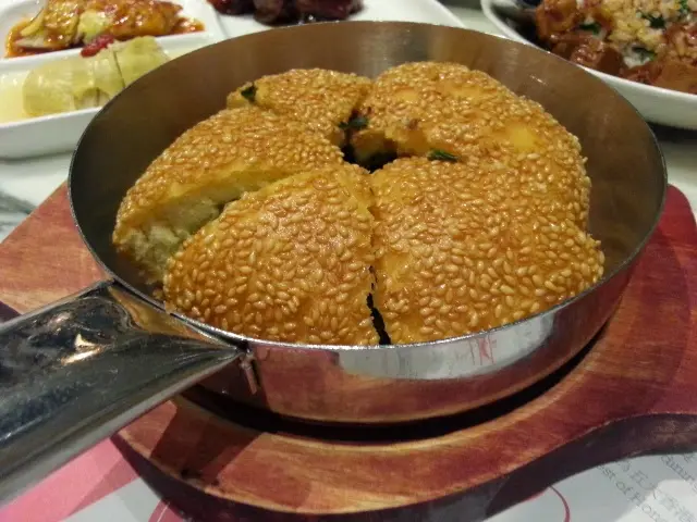 小鍋盛上，得意趣緻，金黃微脆的外皮配上香甜綿軟的餅心，單吃包已經夠可口