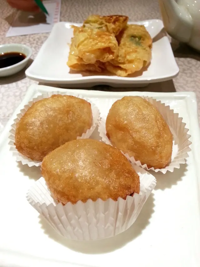 熱烘烘剛炸起的鹹水角小巧精緻，入口香脆煙韌