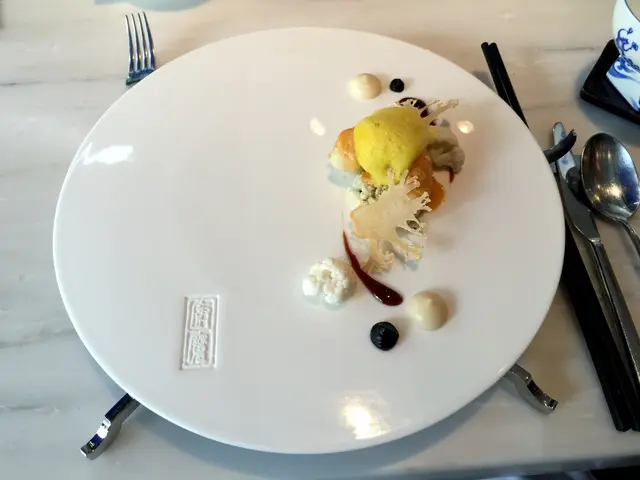 咸蛋黃醬小龍蝦肉配英式芥末醬泡沫