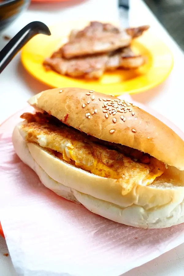 招牌芝士咸牛肉蛋朱仔包