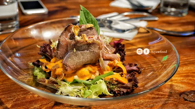 燒牛肉,沙嗲紅蘿蔔沙律