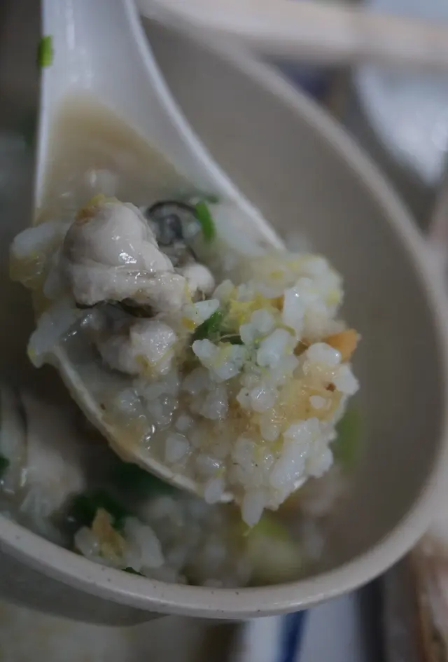 方魚與蠔鮮互相輝映,飯粒也吸盡鮮美的湯汁