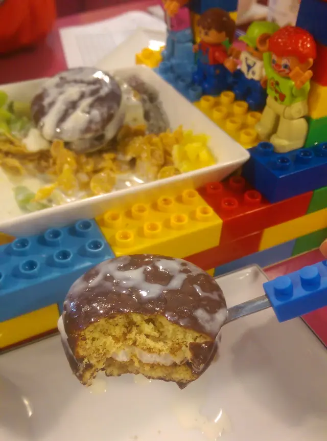 超級市場貨色的朱古力夾心蛋糕