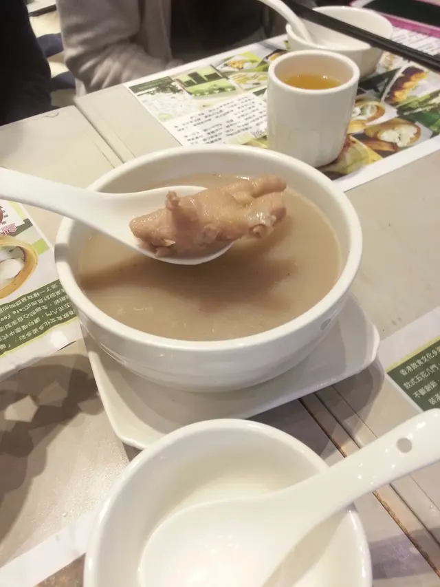 眉豆花生蠔豉雞腳煲豬骨