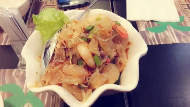 泰式柚子鮮蝦沙律，味道不錯
