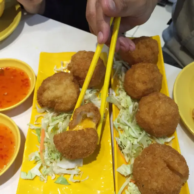 我一直都好中意食芝士，所以一黎到就叫佢，但可能我食開重口味啦，完全食唔到芝味...