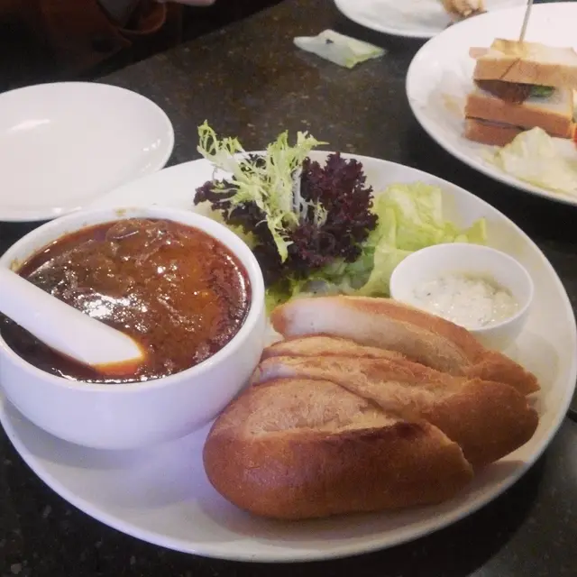 咖喱很濃稠有點辣 味道還不錯 法包還好