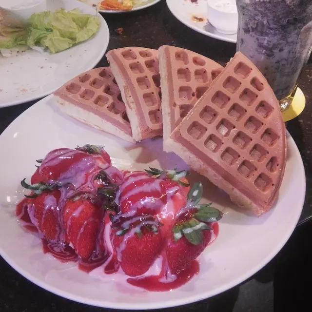 窩夫質地看上去很像泥膠 吃下去真的不好吃 很厚像吃一堆粉 草莓弄得很漂亮 至於吉士也味道不錯 雪糕正正常常