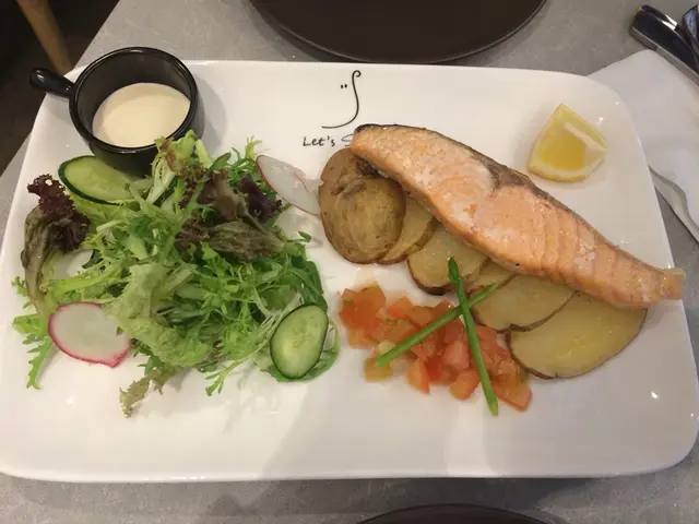 慢煮三文魚配沙律