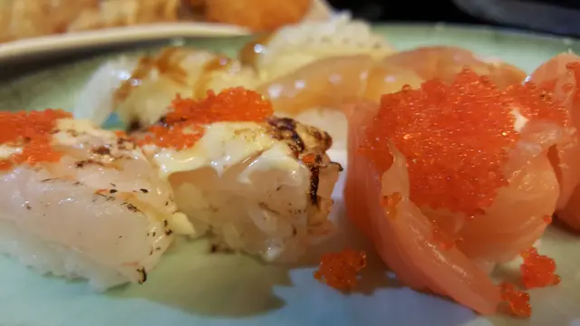 左起為火炙虎蝦和花之卷