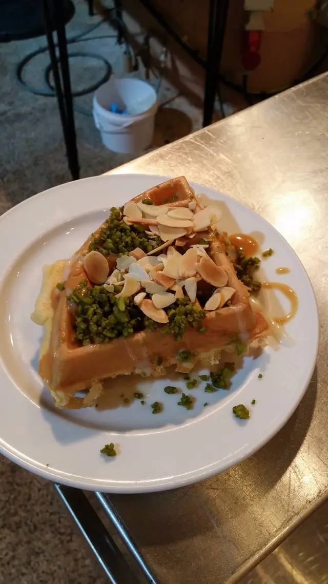 原本窩夫底其實是太過鬆軟，反像海綿蛋糕，只是配料配搭可作修飾
