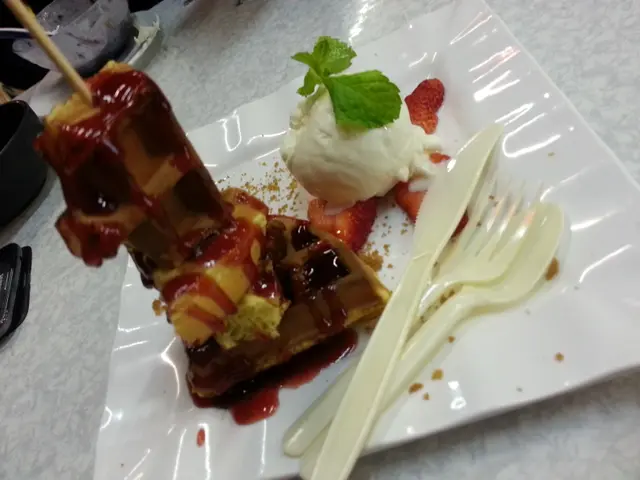 士多啤梨窩夫配雪糕