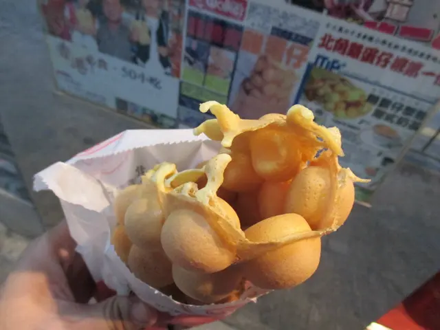 個包裝好好睇。個雞蛋仔金黃色。一口咬落去好鬆軟。好食。