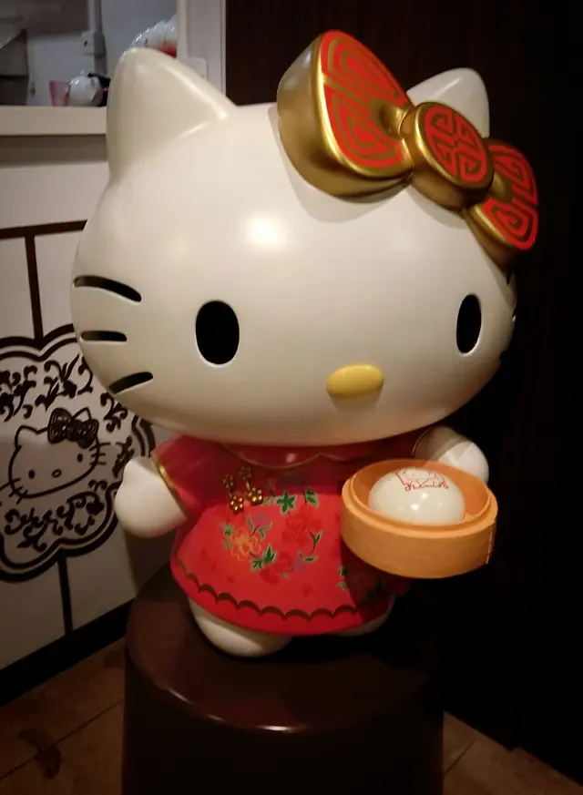 大家都來與她合照