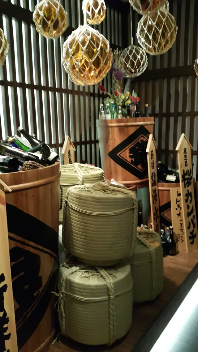 門口的和式酒桶