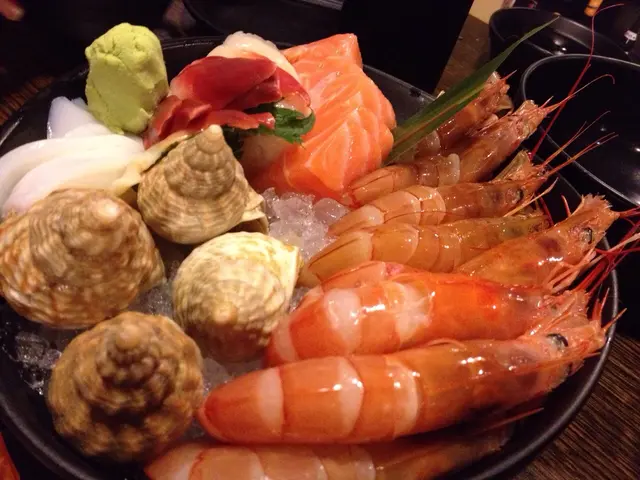 蝦、三文魚、螺等等,個人偏好大蝦,雖然要自己剝殼,但肉質鮮嫩而結實,比起細一點的好!