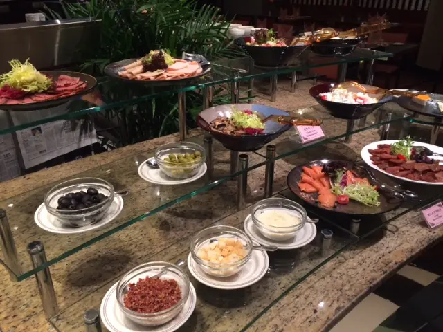 急不及待，先食沙律和冷盤，餐湯有兩款、沙律和水果都有八款、冷盤也有八款，有煙三文魚，燒牛肉和鯧魚等.