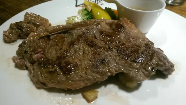 西冷比較un.. 加上把餐刀有點鈍，唔係好切得開。薯粒有點太油