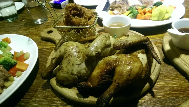 個皮燒得幾香，雞肉都幾滑，唔錯