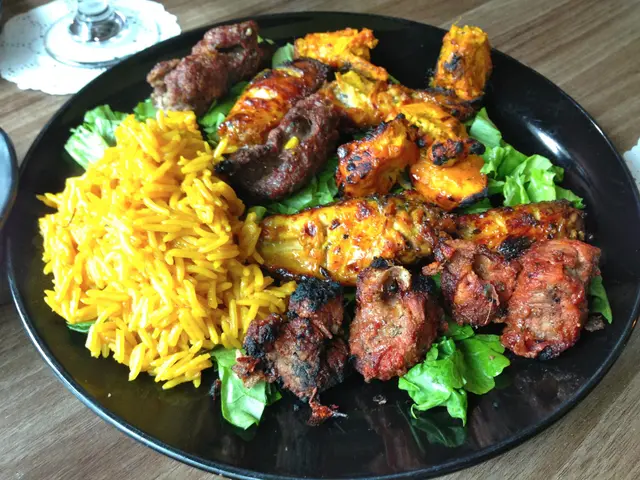 雞肉kebab有點乾但味道不錯。羊肉kebab烤得很香,內有肉汁和很有香料味。飯比一般中式飯濕,有點黃薑味。