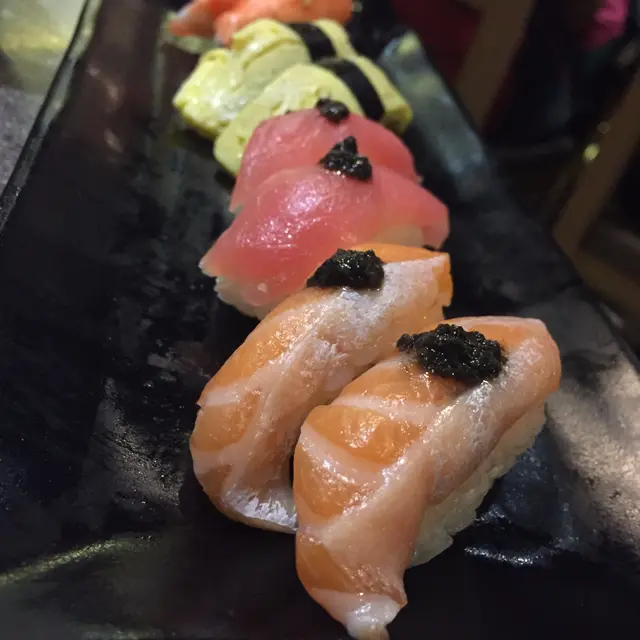 黑松露伴三文魚壽司