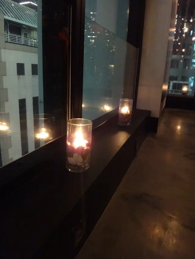 窗邊擺放有蠟燭