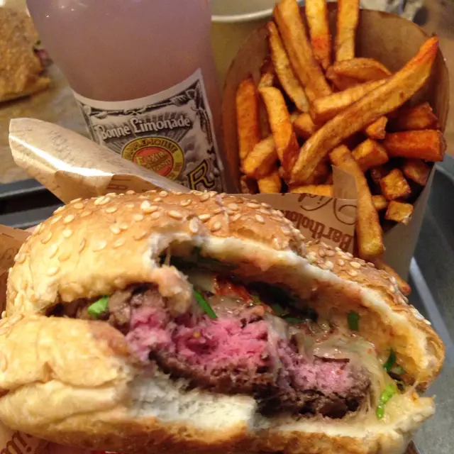 Medium-rare既漢堡扒夠 Juicy