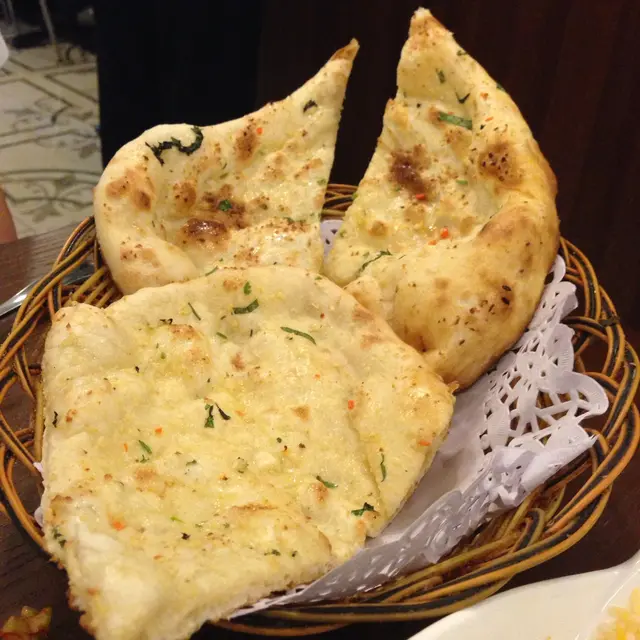 跟餐有三塊,有少少蒜頭碎係面～餅底又碎,正!