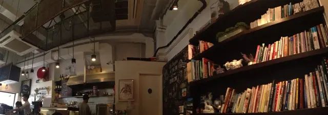 店內佈置成小書店，有一個大書架同一塊黑板陳設