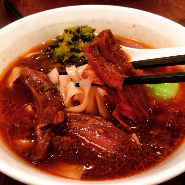 有粗幼麵之揀，個人喜好牛肉麵配粗麵，面條軟硬度剛好，牛肉入味