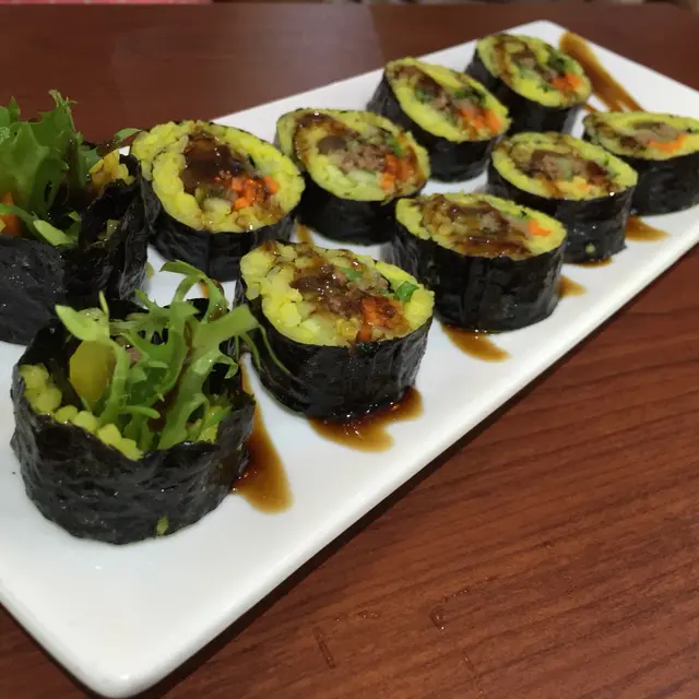 只能說是失望，吃時有飯粒的感覺，也就是飯比較硬，紫菜不香，牛肉少得幾乎吃不出牛肉味，青瓜不太新鮮，失去了口感，而加上上面的汁有點over，大可不必！以招牌菜來說有點遜色